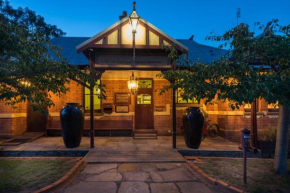  Rent your own Historic Hotel for Holidays & Events  Малдон